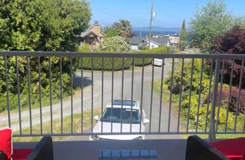 Cordova Bay House | Seaside Steps Retreat