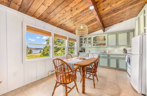 Bayview House | Seawood Cottage on the Shore