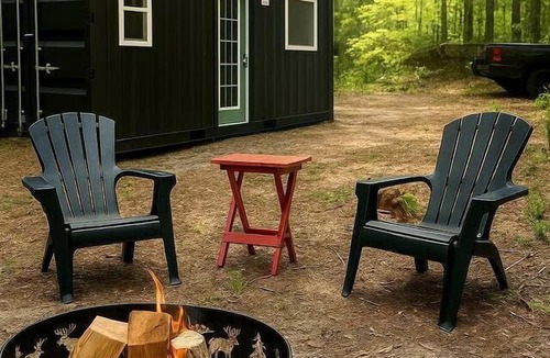 Simcoe Cabin | Secluded Cozy All-Season Semi Off-Grid Tiny Home Agritourism Farmstay with Private Nordic Spa Experience Near Simcoe, Norfolk County, Ontario