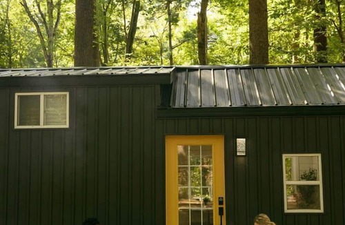 Simcoe Cabin | Secluded Forest Tiny House with Wood-Fired Sauna & Hot Tub Near Norfolk County, Simcoe, Ontario