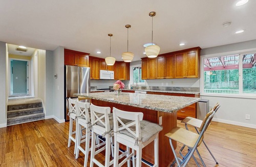 North Creek House | Secluded Modern Escape in Snohomish with Private Sport Court