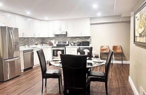 Central Erin Mills House | Self Check-in King Bed Parking Upscale Area