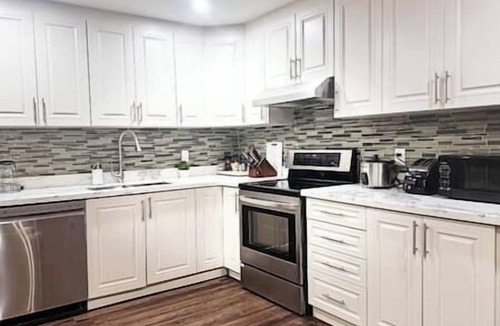 Central Erin Mills House | Self Check-in King Bed Parking Upscale Area