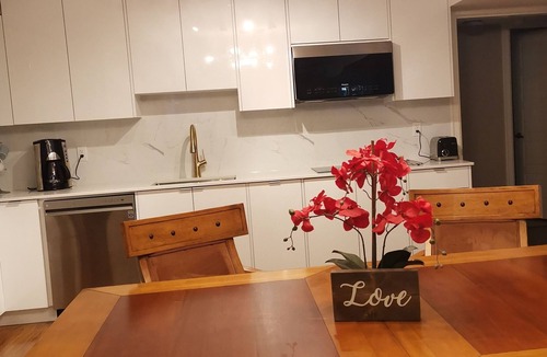 Douglas House | Self Entrance 2 BR, Whole Suite, Close To White Rock Beach & US Border, NEW