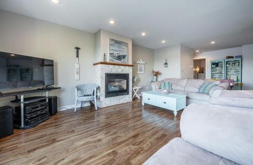 Miller Lake House | Serene Lakefront Retreat Explore and Unwind