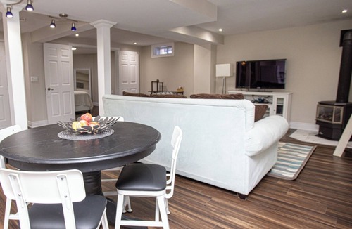Orangeville House | Serenity in the Hills - Charming 1-bdrm house w WiFi and Hot Tub in Orangeville