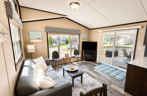 Sherkston Cottage | Sherkston Shores Getaway! Minutes from the Funplex, Elco Beach & Wyldewood Beach