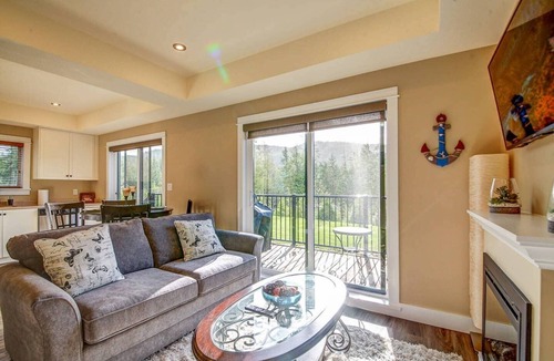 Port Renfrew House | Shore 2 Please - Lower Unit,BRIGHT/Mountain views
