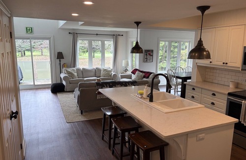 The Blue Mountains Ski Chalet | Sierra Peaks- Walk to Blue Mtn Village, Sleeps 8
