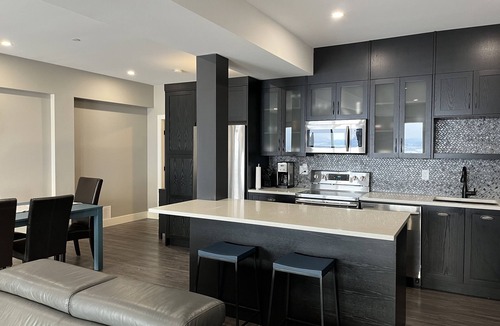 Foothills House | Silver Circle Suite. Large luxury suite, for that perfect getaway!