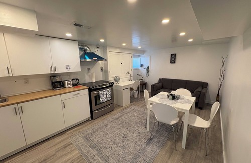 Kingston House | Silverado Suite: Modern Quiet 2BR Queen's Downtown + Parking
