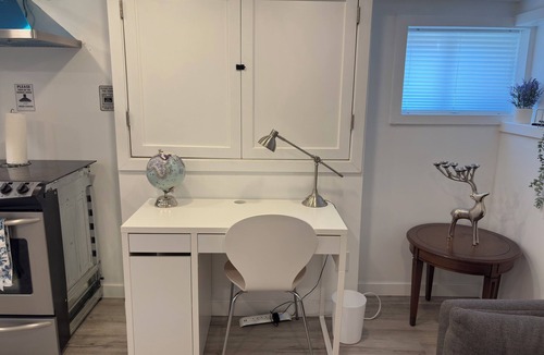 Kingston House | Silverado Suite: Modern Quiet 2BR Queen's Downtown + Parking
