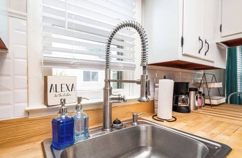 Lansing House | Simple & Sweet 2 BR 1 BA Home in Lansing - Cynwood