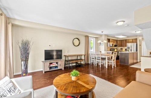 Ledbury - Heron Gate - Ridgemont - Elmwood Apartment | SimplyLovely Modern Condo Near Downtown Ottawa with Free Parking and Patio