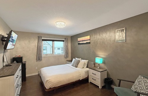 East Kootenay House | Ski Hill Views/Private Room/Hot Tub