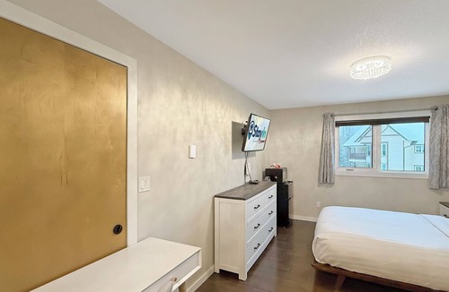 East Kootenay House | Ski Hill Views/Private Room/Hot Tub