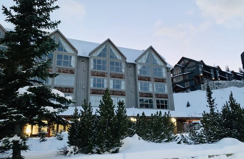 Apex Mountain Condo | SKI-IN SKI-OUT APEX INN LOFT SUITE - APEX 402