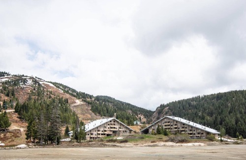 Hemlock Valley Condo | ski-in/ski-out, outdoor pool, hot tub, wood fire place, BBQ