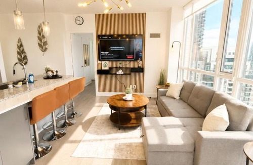 Downtown Mississauga Apartment | Sky-High 2BR/2BA Condo | Best City Views+Parking