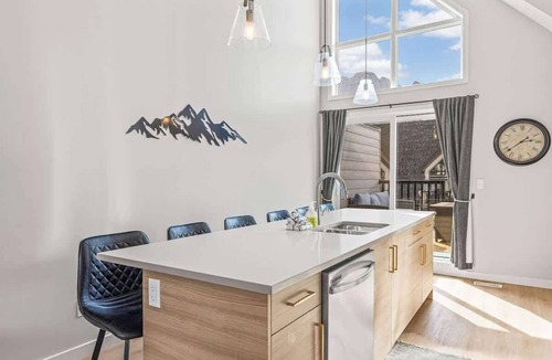 Canmore Apartment | Sky Mtn Resort- Private Garage, Hot Tub, Pool