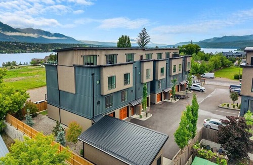 East Kootenay Villa | Skydeck | Lake & Mountain Views | Rooftop Patios