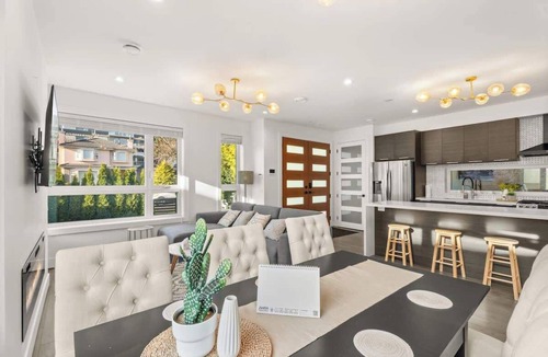 Marpole House | Sleek & Chic 4BR Contemporary Home in Vancouver