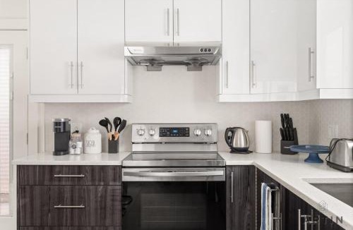 Sunset House | Sleek Coach House with Designer Kitchen - Sleeps 7