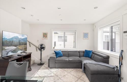Sunset House | Sleek Coach House with Designer Kitchen - Sleeps 7