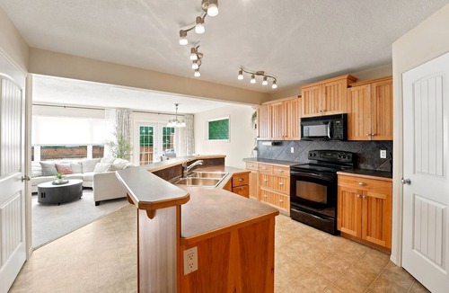 Markerville House | Sleeps up to 8. Steps to the beach and Lakeshore shopping and dining!