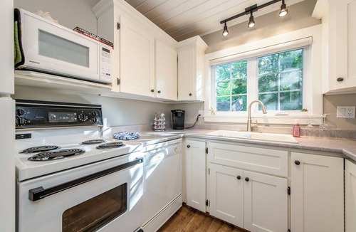 The Bluff Cottage | Slice of Paradise at the Bluff!