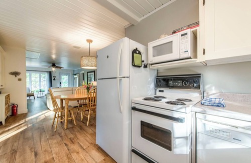 The Bluff Cottage | Slice of Paradise at the Bluff!