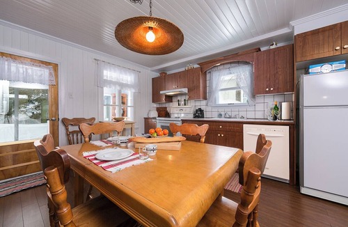 Pointe-au-Pic Condo | Small house with flowers and country