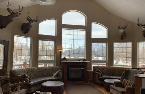 East Kootenay Ski Chalet | Snowed Inn Chalet by Fernie Central Reservations Right on the Slopes