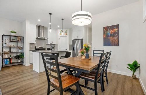 Calgary House | Sol Close to Airport, Trails & Parks Pets Ok