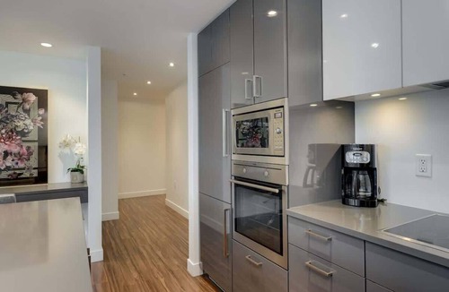 Downtown Victoria Apartment | Sophisticated Executive Suite
