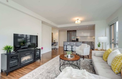 Downtown Victoria Apartment | Sophisticated Executive Suite