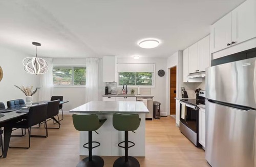 Ottawa Division House | Sophisticated & Warm 4BD | Near Intl Airport