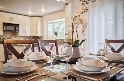 Willow Park House | South Central 2000SF 5 Bedroom house, 5-10 mins Walk to Grocery, C-Train