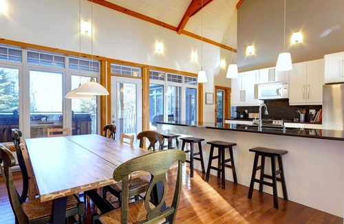 Saint-Didace House | Spa and Lakeside | La Luz del Dia