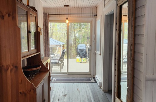 Saint-Gabriel Ski Chalet | Spa, Pool Table, Arcade Games. Beach 200 m away. Perfect for groups and families