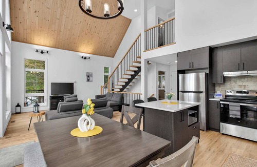 Amherst Ski Chalet | Spa & Relaxation at Lake Cameron | BORD DE L'EAU