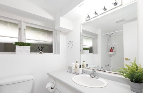 Lynn Valley House | Spacious 2 Bedroom Private Basement 1 Minute Walking Distance From Lynn Canyon Trails