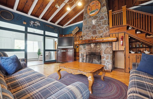 Sainte-Agathe-des-Monts Ski Chalet | Spacious 5-bedroom, 7 bed chalet in Sainte-Agathe with AC, WiFi, 2x Fireplaces