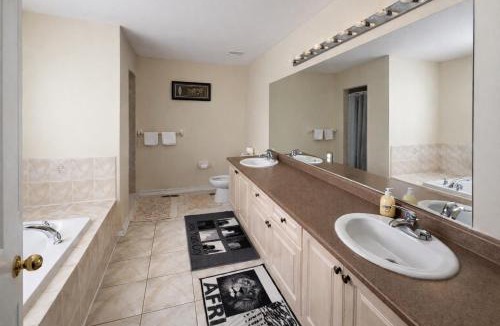 Brampton House | Spacious 2-Bed Suite with Private Bath, Mini Fridge, TV & Walk-In Closet in Brampton Shared Home - 4 Baths, Full Kitchen, WiFi, Laundry & Deck - Near GO Station, Great for Groups!