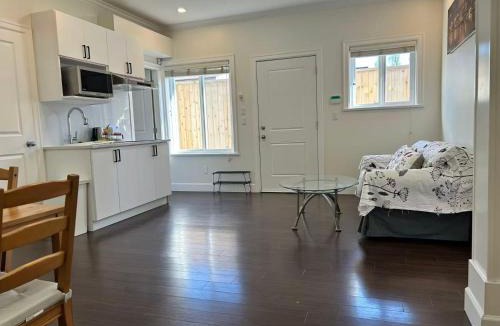 Burnaby House | Spacious 2 Bedroom Suite in Burnaby Free Parking, Full Kitchen, Near Transit