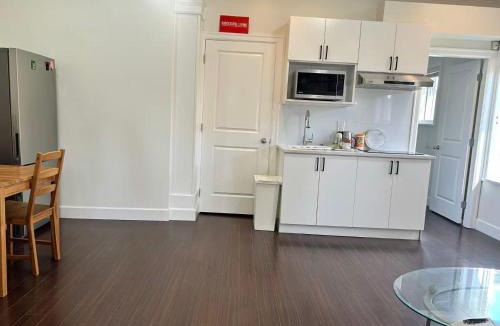 Burnaby House | Spacious 2 Bedroom Suite in Burnaby Free Parking, Full Kitchen, Near Transit