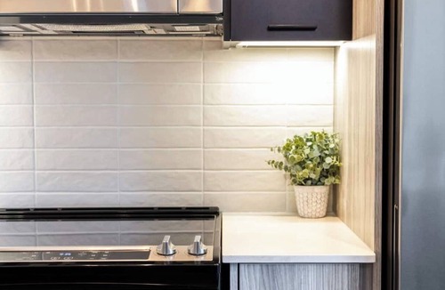 Harwood House | Spacious 2BR + Den Getaway | Free Parking
