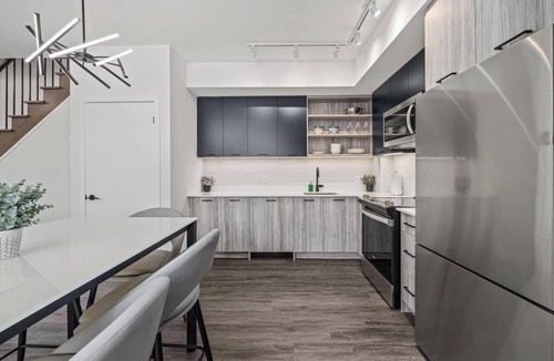 Harwood House | Spacious 2BR + Den Getaway | Free Parking