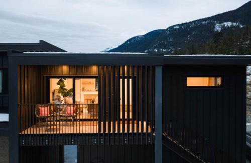 Sea to Sky Highway House | Spacious 2BR Retreat, Scenic Views, Modern & New