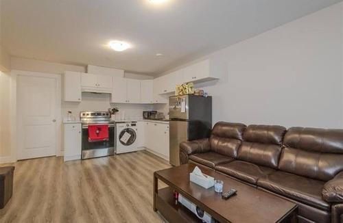 New Westminster House | Spacious 2BR Suite w/Yard – Walk to SkyTrain, Easy Downtown Access